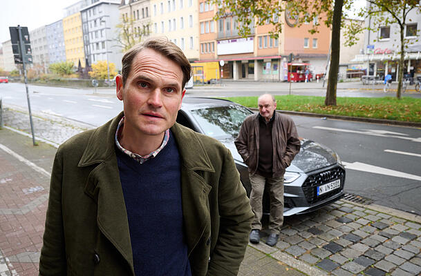 Hauptkommissar Felix Voss (Fabian Hinrichs, vorne) lässt sich von seinem Helfer und Fahrer Fred (Sigi Zimmerschied) zur Befragung von Lisa Blum bringen. Hauptkommissar Felix Voss (Fabian Hinrichs, vorne) lässt sich von seinem Helfer und Fahrer Fred (Sigi Zimmerschied) zur Befragung von Lisa Blum bringen.
