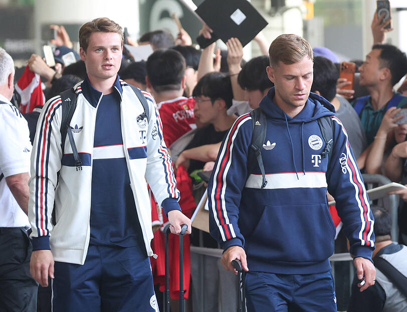 Auf Asien-Tour: Der FC Bayern um Jonas Urbig (l.) und Joshua Kimmich. Auf Asien-Tour: Der FC Bayern um Jonas Urbig (l.) und Joshua Kimmich.