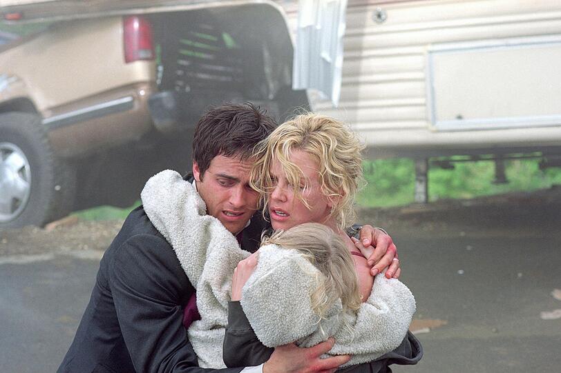 Nach Stunden der Angst ist die Familie wieder vereint: Karen (Charlize Theron, rechts), Will (Stuart Townsend) und Abby (Dakota Fanning). Nach Stunden der Angst ist die Familie wieder vereint: Karen (Charlize Theron, rechts), Will (Stuart Townsend) und Abby (Dakota Fanning).