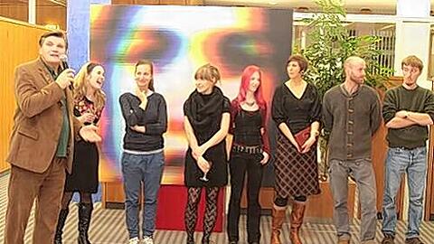 Vernissage in der Sparkasse (v. l.): Ex-Club-Trainer Hans Meyer mit den Kunststudenten Katharina Dietlinger, Anita Blagois, Cyrena Dunbar, Marie-Kathrin Saalfrank, Yvonne Degrell, Stefan Schindler und Andrea Barzaghi vor dem Werk &bdquo;Enemy&ldquo; von Cyrena Dunbar.