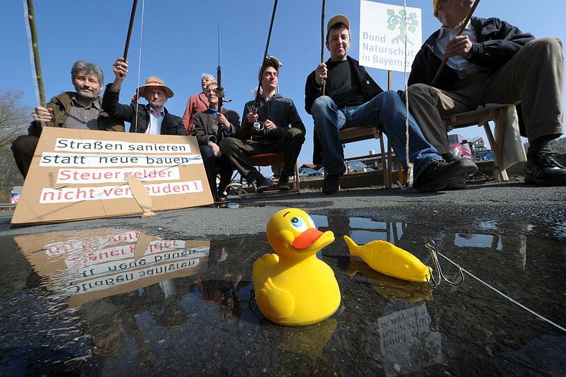 Der Bund Naturschutz lässt Entchen in den Schlaglöchern schwimmen.