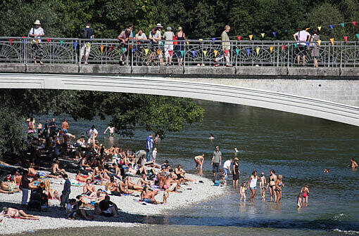 Egal ob auf dem Isarkanal oder der Isarinsel, am Kabelsteg, Vaterrheinbrunnen oder in der Steindorfstraße: Beim Isarinselfest am Wochenende war einiges geboten - und dank sonnigem Wetter auch einiges los.