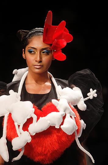 Fashion Week in der indischen Hafenmetropole Mumbai: Manche Kreationen sehen aus, als kämen sie von einem anderen Planeten. Der Stil bewegt sich in gewagter Weise zwischen Lady Gaga, Star Wars und Minnie Maus.