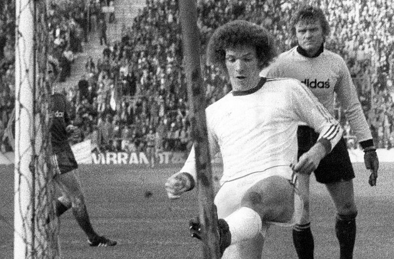 Nur eines von vielen Toren gegen Bayern: Klaus Toppmöller schiebt ein, Torhüter Sepp Maier schaut zu.