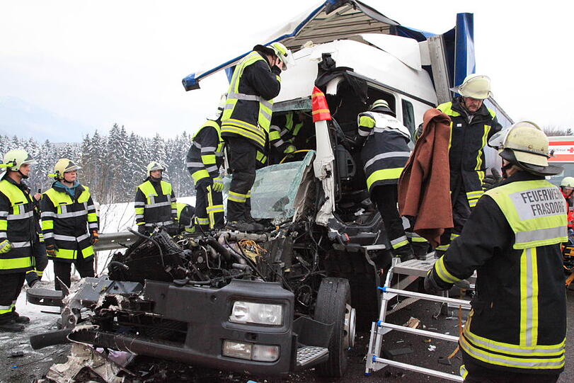 Schwerer Lkw-Unfall auf der A8 bei Frasdorf: Ein Lastwagen war in ein liegengebliebenes Fahrzeug gerast. Die Bilder.