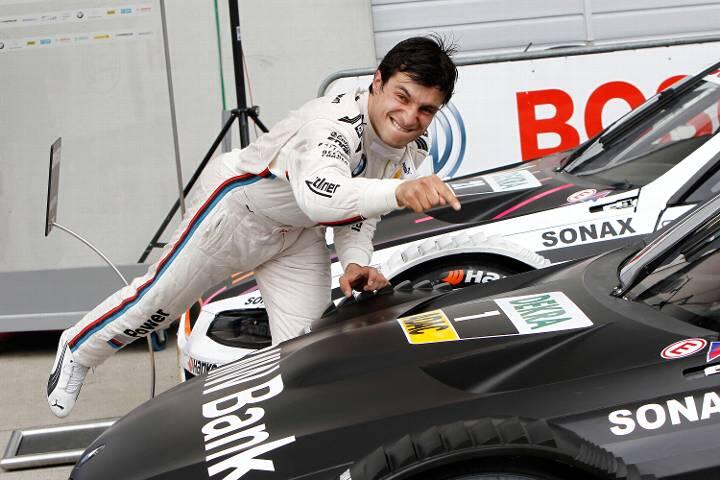 Bruno Spengler zeigts an: Er ist die nummer 1 in der DTM. Er gewann in der BMW-Debüt-Saison 2012 gleich den DTM-Titel. Auch dieses jahr führt er die Wertung wieder an.
