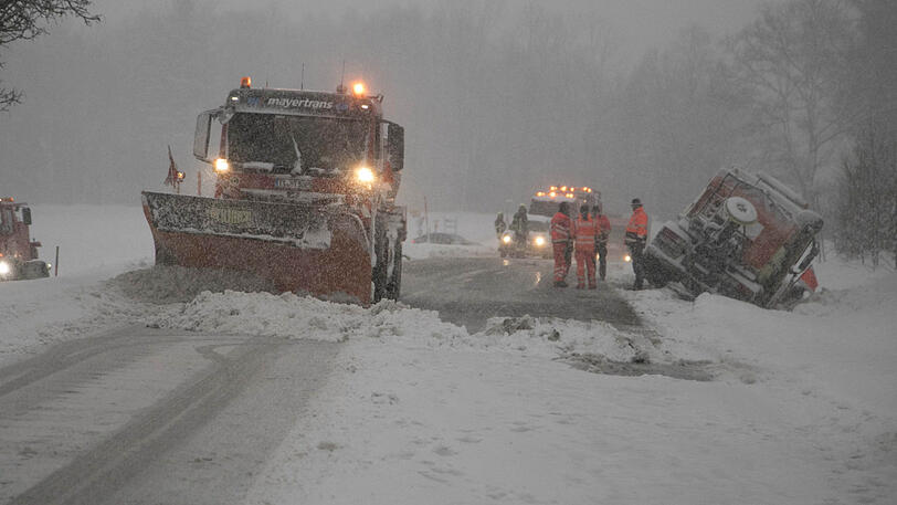 Manch Räumfahrzeug kam allerding selber mit den Schneemassen nicht klar: Wie hier auf der B306 bei Siegsdorf. Der Fahrer des Räumfahrzeuges kam von der Straße ab.