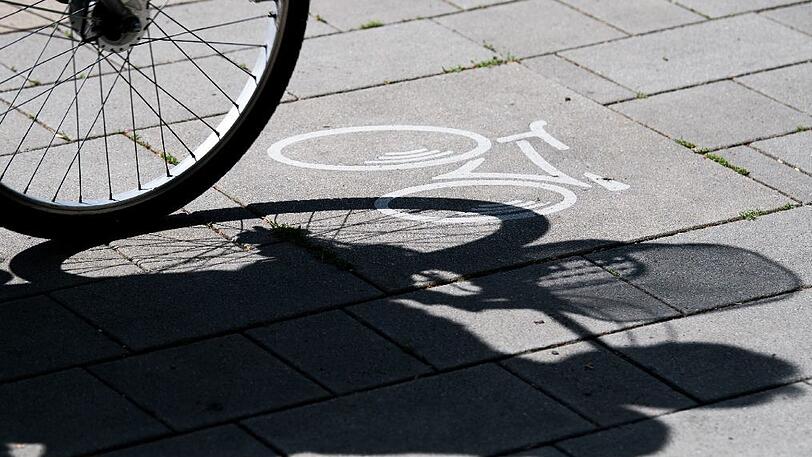 Der Radfahrer stürzte auf die Straße (Symbolfoto).