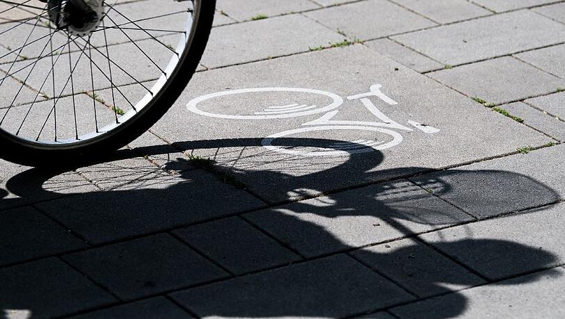 Der Radfahrer stürzte auf die Straße (Symbolfoto). Der Radfahrer stürzte auf die Straße (Symbolfoto).