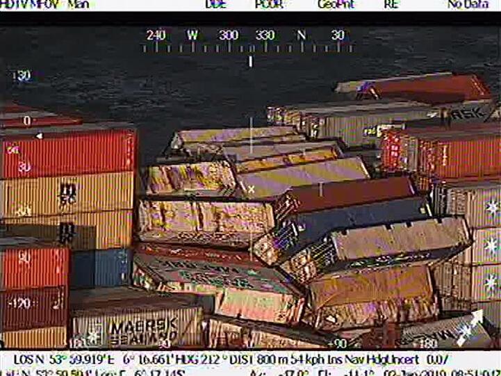 Der Screenshot aus einem Video des Havariekommandos zeigt verrutschte Fracht auf dem Containerschiff MSC ZOE.