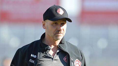 Der Würzburger Trainer Bernhard Trares.