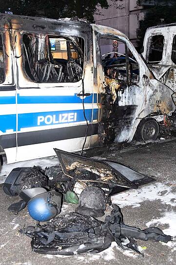 Weitere Bilder der brennenden Polizeiautos in München.