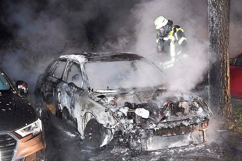 Zwei Nobelwägen sind auf einem Parkplatz in Flammen aufgegangen. Die Polizei vermutet Brandstiftung.