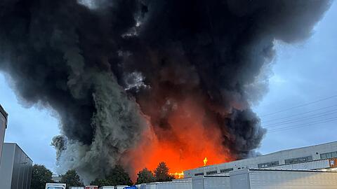 Das Feuer in einer Lagerhalle sorgte für eine hohe Rauchwolke über dem Bezirk Marzahn-Hellersdorf.