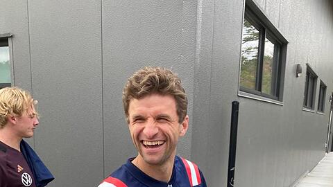 Thomas Müller hat im Patriots-Trikot sichtlich Spaß.