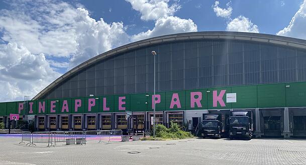Weil sie von oben aussieht wie eine aufgeschnittene Ananas, hat Michi Kern die Paketposthalle in Pineapple Park umbenannt. Weil sie von oben aussieht wie eine aufgeschnittene Ananas, hat Michi Kern die Paketposthalle in Pineapple Park umbenannt.