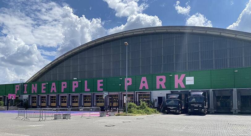 Weil sie von oben aussieht wie eine aufgeschnittene Ananas, hat Michi Kern die Paketposthalle in Pineapple Park umbenannt.