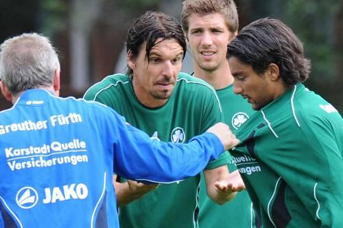 Rustikale Aufbauhelfer: Trainer  Benno Möhlmann und Marino Biliskov (Mitte) wollen Sami Allagui wieder auf die Spur bringen.