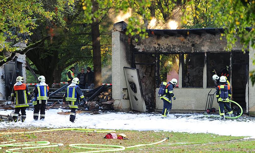 Feuerleute löschen am Samstag in Gersthofen (Schwaben) einen explodierten Gebäudeteil auf dem Gelände einer Feuerwerksfabrik. Bei dem Unglück kam eine Person ums Leben.