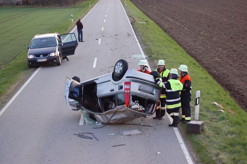 Ein junger Fahrer kommt von der Fahrbahn ab, übersteuert mehrmals und überschlägt sich schließlich - ebenfalls mehrmals. Er wird schwer verletzt.
