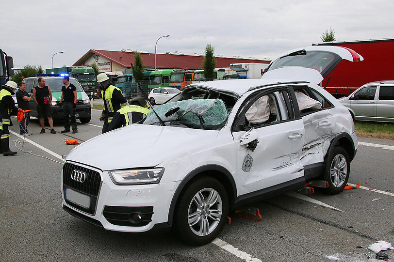 Schwerer Unfall in Thal bei Maitenbeth. Die Fahrzeuge sind komplett zerstört.