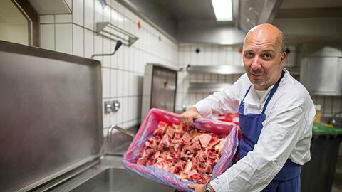 Ratskeller-Küchenchef Michael Schubaur bereitet bereits Rinderfond vor. Nur eine ausgeklügelte Logistik erlaubt auf dem Oktoberfest ein termingerechtes Servieren. Zahlreiche Gerichte liegen bereits fertig in der Tiefkühlkammer.