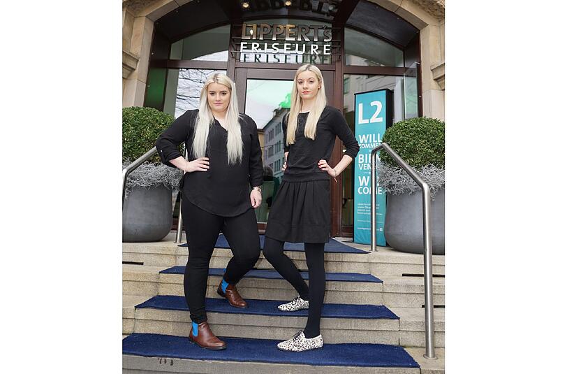 Jetzt übernehmen sie das Münchner Haar-Imperium: Maxyne und Natalie Lippert (r.) vor dem L2, dem zweiten &bdquo;Lippert&rsquo;s Friseure&ldquo;-Geschäft am Lenbachplatz.