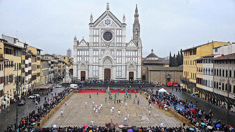 Der Spielball wird hier ganz schnell zur Nebensache - Schläge und Tritte sind hier ausdrücklich erlaubt. Die Biler vom Calcio Storico in Florenz.