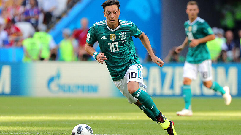 Mesut Özil: Note: 5
Nach einem Spiel auf der Bank wieder von Beginn an dabei. Er hatte ein paar Einfälle, aber es haperte an der Umsetzung. Bälle in den toten Raum, während die Kollegen ganz wo anders gelauert haben.