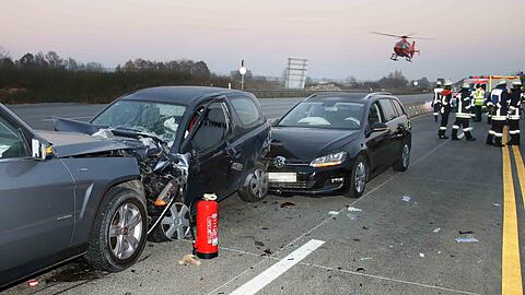 Bei einem Unfall auf der A94 am Donnerstagabend sind mehrere Menschen verletzt worden. Mindestens drei Autos waren an dem Unfall beteiligt.