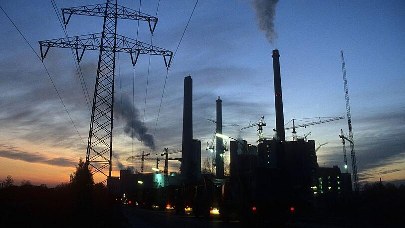 Abends idyllisch, aber unbeliebt: das Heizkraftwerk Nord auf Unterföhringer Grund.