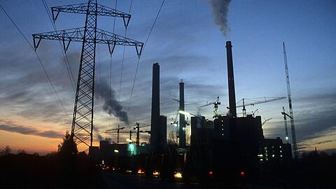 Abends idyllisch, aber unbeliebt: das Heizkraftwerk Nord auf Unterföhringer Grund.