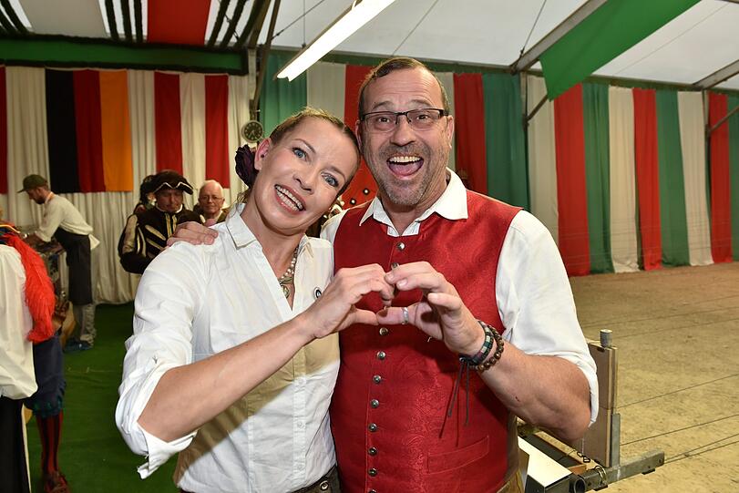 Schauspieler Michael Guillaume, der mit seiner Frau Georgia erschien, verfügte über Experten-Wissen. "Erst trinken, dann zielen. Ich habe eine 27-jährige Erfahrung, denn für meine Rolle in SOKO musste ich damals das Schießen lernen." "Schützenkönig" wurde er dennoch nicht.