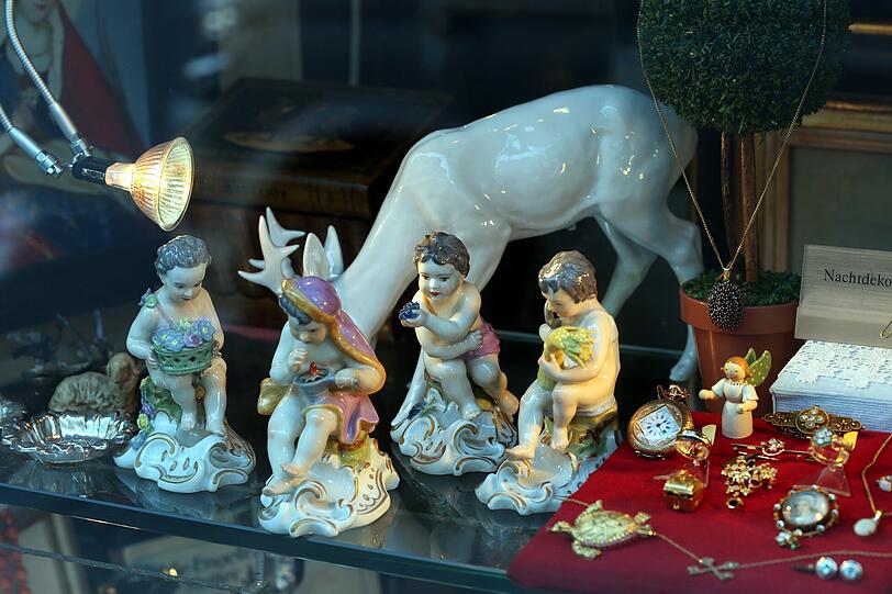 Kitsch as Kitsch can? Porzellanfiguren in der Auslage eines Antiquitätengeschäfts.