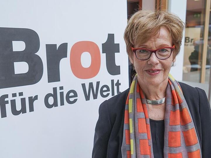 Cornelia Füllkrug-Weitzel, Präsidentin von "Brot für die Welt", neben dem Logo des evangelischen Hilfswerks.