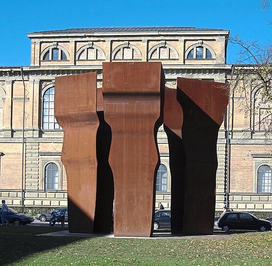 Wie drei Grazien beim Schwatz stehen Eduardo Chillidas "Lichtsucherinnen" zwischen der Alten und der Pinakothek der Moderne. Fotos (4): Bayerische Staatsgemäldesammlungen