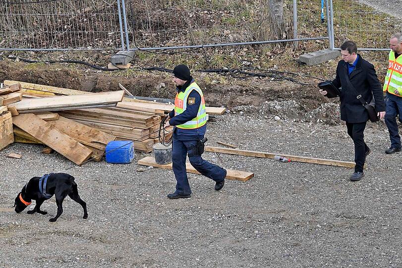 Die Polizei setzte auch Spürhunde ein.