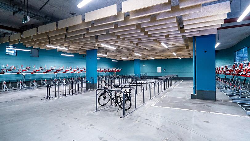 Das Fahrrad-Parkhaus ist kostenfrei nutzbar, 24 Stunden ge&ouml;ffnet und video&uuml;berwacht.