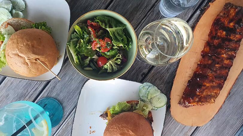 Burger und Spareribs.