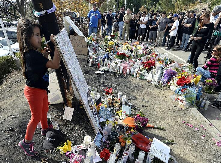 Fans trauern an der Unfallstelle um Paul Walker.