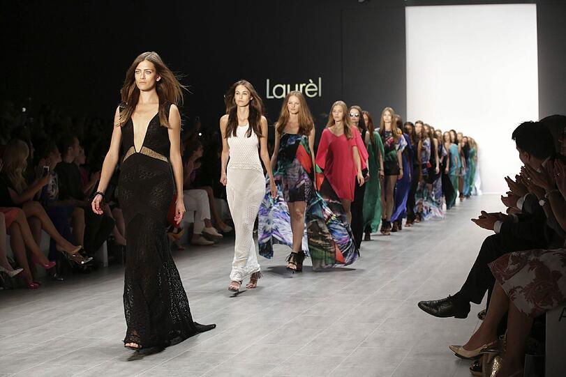 Die Mädchen dürfen auf dem Laufsteg nicht zimperlich sein: Bei der Fashion Week gibt's fast keine Show ohne (fast) nackte Brüste. Die Busenblitzer der sexy Models...