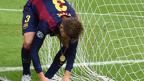 Gerard Piqué sichert sich ein Stück vom Tornetz aus dem Berliner Olympiastadion. Die Bilder.