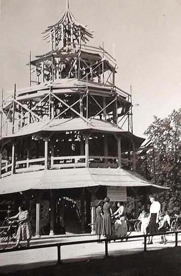 Wiederaufbau des Chinesischen Turms in den 50er Jahren: Das 1790 erbaute Bauwerk war 1944 nach einem Treffer durch eine Phosphorbombe abgebrannt und musste komplett rekonstruiert werden.