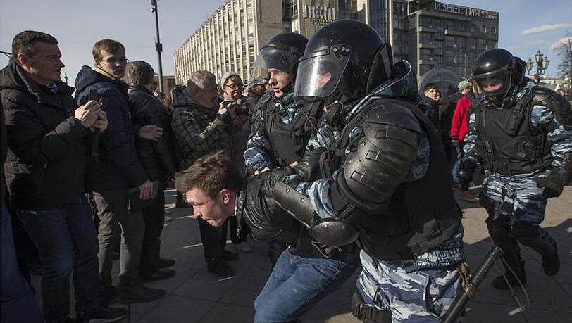 Polizisten verhaften einen Teilnehmer einer Anti-Korruptions-Demo in Moskau. Der Kremlkritiker und Oppositionspolitiker Nawalny hatte zu landesweiten Protesten in Russland aufgerufen. Polizisten verhaften einen Teilnehmer einer Anti-Korruptions-Demo in Moskau. Der Kremlkritiker und Oppositionspolitiker Nawalny hatte zu landesweiten Protesten in Russland aufgerufen.