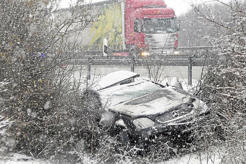 Die Leitplanke hatte den Mercedes in die Luft katapultier.
