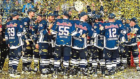 Krönungszeremonie am Oberwiesenfeld! Der EHC Red Bull München feiert die Meisterschaft, die dritte in Serie.