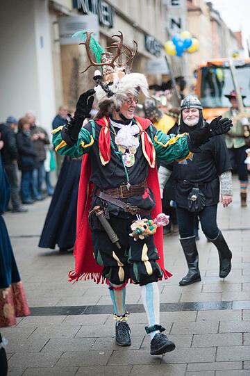 Die Damischen Ritter in Aktion: Impressionen vom Faschingszug durch die Altstadt am Sonntag.