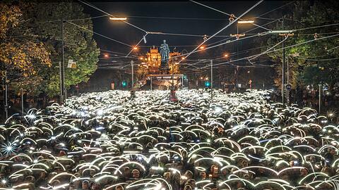 Der Lichtkünstler Ulrich Tausend inszenierte bei der Demonstration am Montag ein sogenanntes Lightpainting-Bild, das an die Lichterkette in München 1992 angelehnt ist.