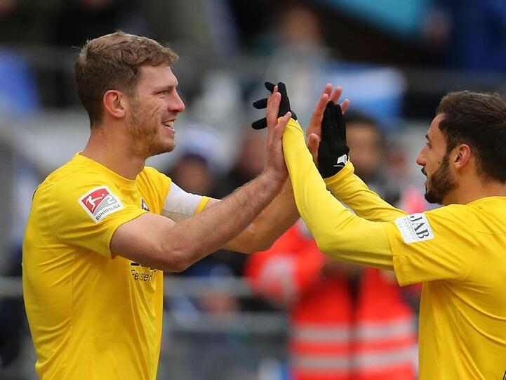 Bielefelds Fabian Klos (l) erzielte gegen Darmstadt seine Saisontore elf und zwölf.