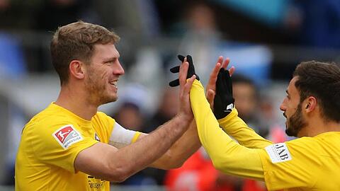 Bielefelds Fabian Klos (l) erzielte gegen Darmstadt seine Saisontore elf und zwölf.